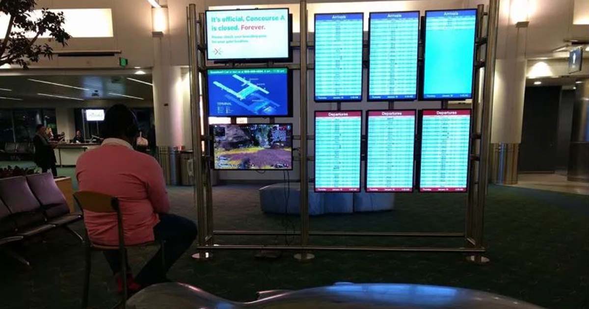 หนุ่มนิรนามต่อ Ps4 เล่น Apex บนจอแสดงผลข้อมูล แก้เบื่อระหว่างรอขึ้นเครื่อง Apex Legends